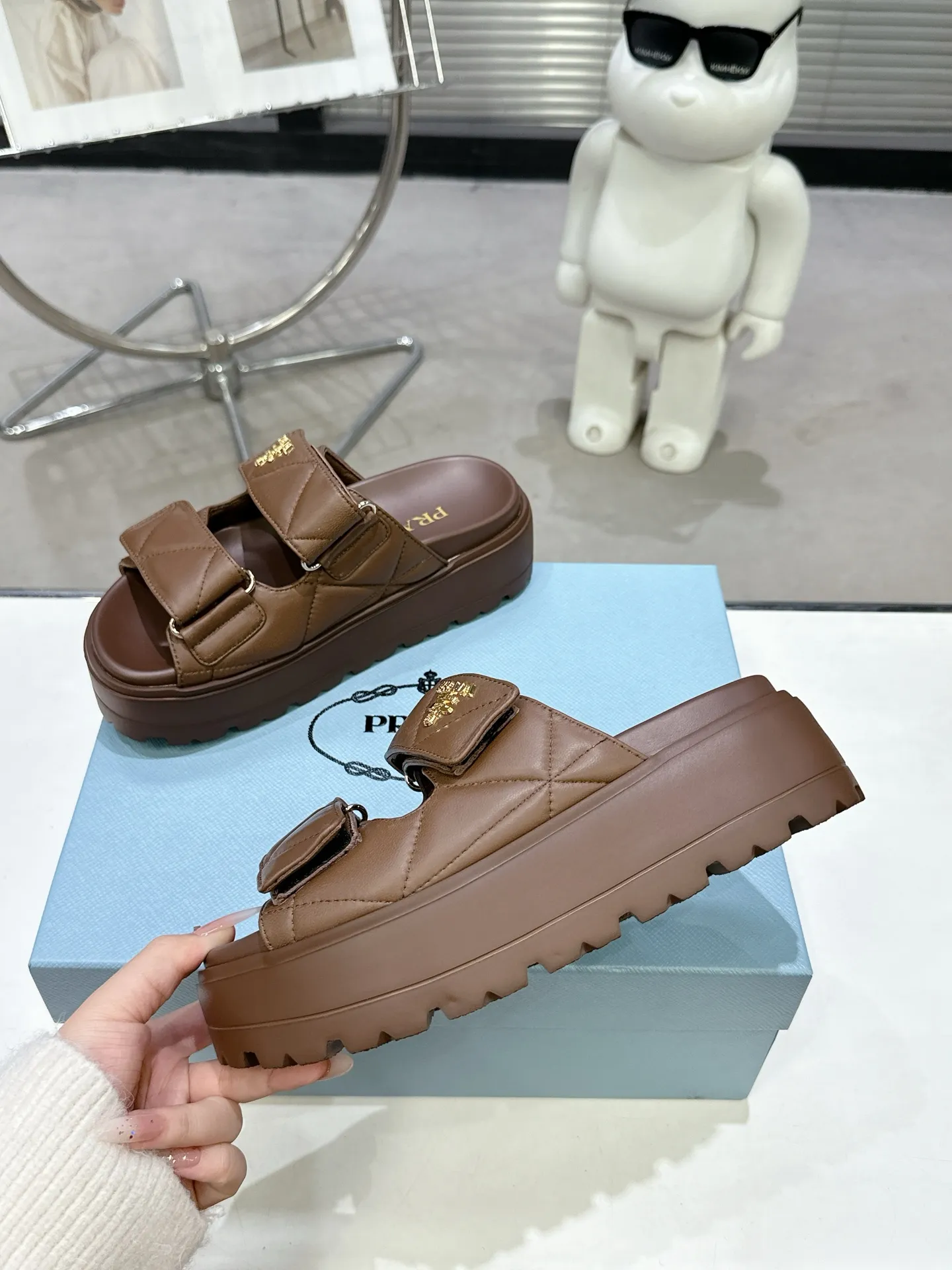 👟👟Ex-factory price 440👟👟 PRADA 2025 vs spring and summer popular sandals series... [Thick-soled double-button sandals] Original 1:1 customization, this year's most fashionable and popular retro British style, simple and elegant, all styles are good-looking, platform thick soles make you slimmer and taller, very comfortable, fashionable and versatile... Many Internet celebrities are on their feet. These platform round-toe thick-soled shoes are very popular this year. They can be worn (increased) for both leisure and leisure. ❶Material: Customized imported calf leather ❷Inner: Customized imported sheepskin ❸Outsole: Original molded ultra-light outsole ❹Sole thickness: 5.5cm ❺Number of yards: 35-40 ❻Packaging: Original full set of packaging ☀Color: Official website updated simultaneously
